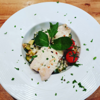 Poulpe grillé en persillade , gnocchis a l'encre de seiche ,sauce vierge